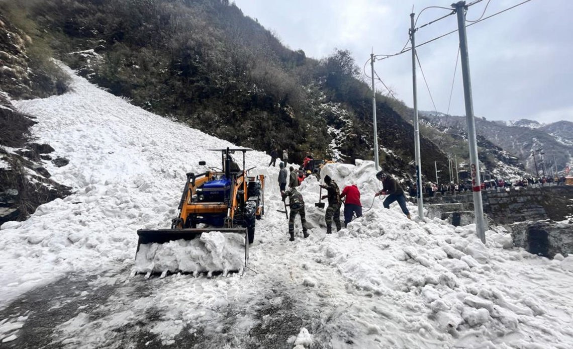 Aumentan a siete los turistas muertos por avalancha de nieve en la India