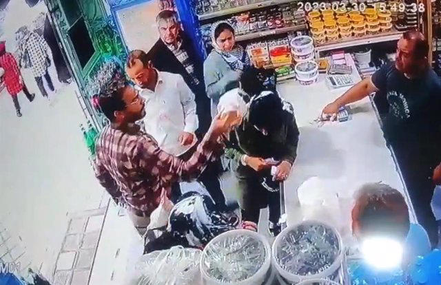 Detienen dos mujeres en Irán tras ser atacadas con yogur por no tener cabeza cubierta en público