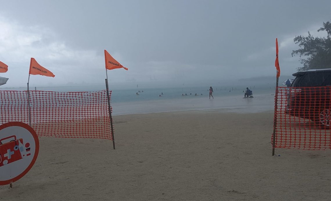 Se registra fuerte aguacero en Boca Chica; bañistas permanecen en la playa pese a prohibición