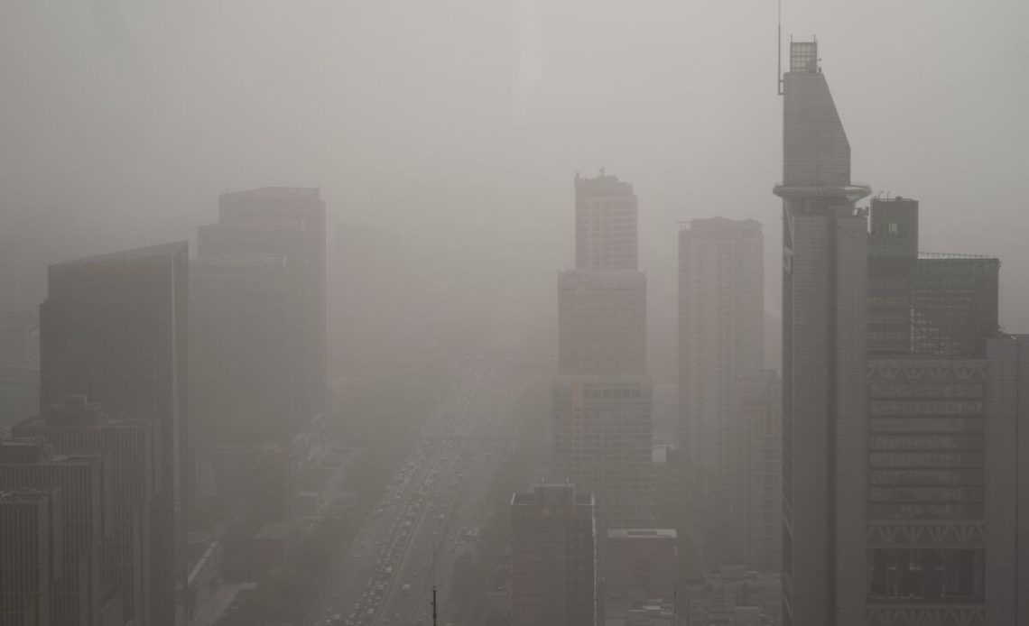 Nube de arena y polvo envuelve el norte de China