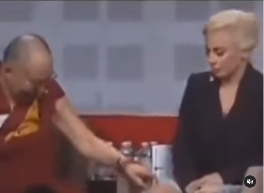 Video polémico: Dalái Lama intenta tocar pierna de Lady Gaga