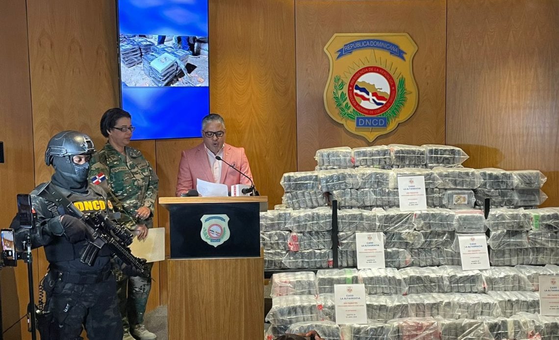 Autoridades se incautan de 692 paquetes de cocaína y apresan a 3 dominicanos y un venezolano