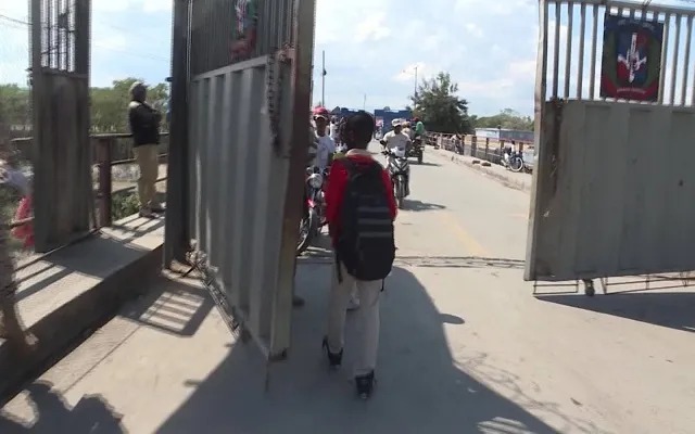Detienen hombre acusado de traficar niños desde Haití y obligarlos a mendigar en Santiago