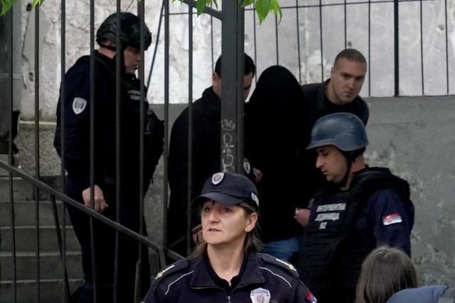 Menor que mató nueve personas en un colegio serbio tenía una lista de víctimas