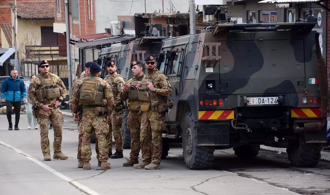 La OTAN despliega 700 soldados más en Kosovo tras ataques a soldados aliados
