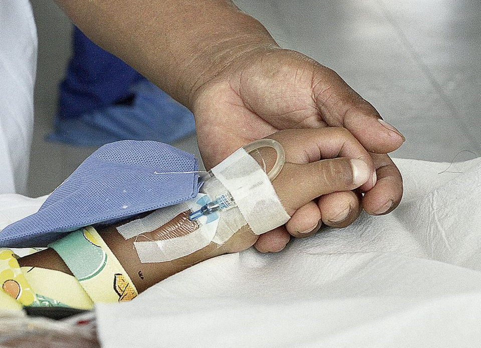 Hospitalizan por envenenamiento a unas 80 niñas en Afganistán