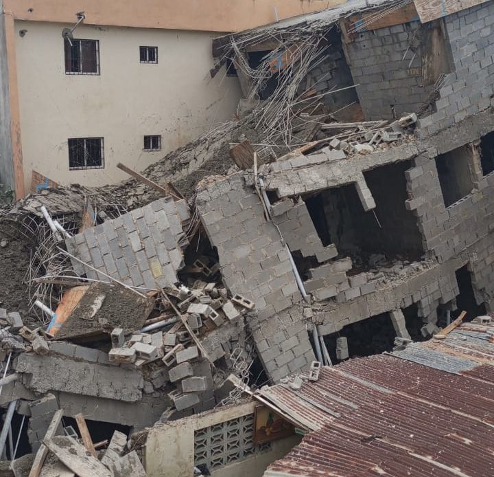 Colapsa edificio en construcción en San Cristóbal