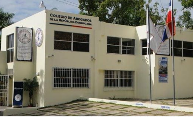 El Colegio de Abogados de la República Dominicana solicitó a la Procuraduría General de la República una investigación urgente de las graves denuncias de irregularidades durante el proceso marcado con el No. PASAPORTES-CCC-PEEX-2023-0001, para la adquisición de un millón cincuenta mil libretas de pasaportes realizado por la Dirección General de Pasaportes.
