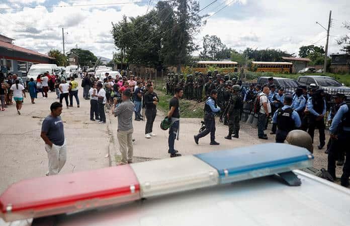 Armas, machetes y fuego: suben a 46 las reclusas muertas en motín en Honduras