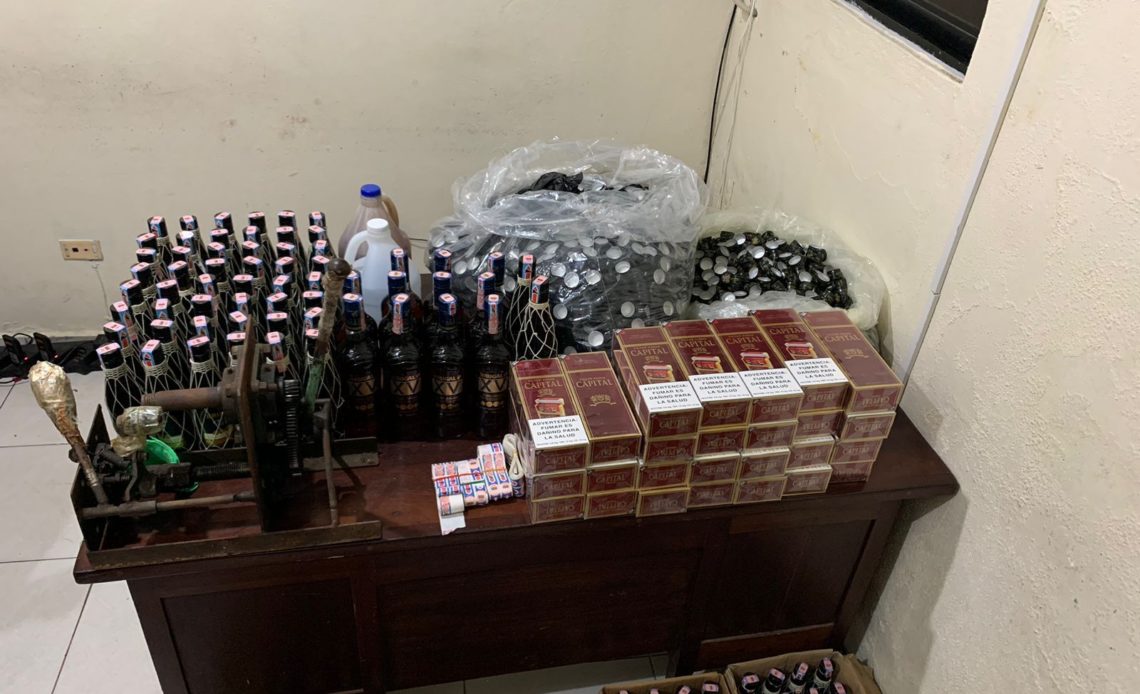 PN ocupa bebidas presuntamente adulteradas y cigarrillos ilegales en Moca