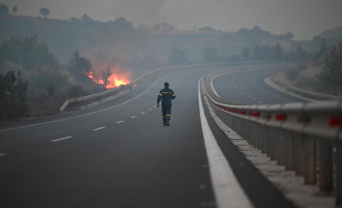 Grecia arde por sexto día consecutivo y padece el mayor incendio registrado en la UE