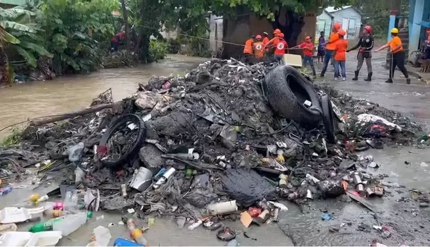 Alcaldía de SDO realiza trabajos preventivos en cañadas para evitar inundaciones