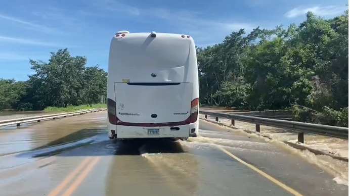 Denuncian Autovía de Samaná está inundada por desbordamiento del Río Yabacao