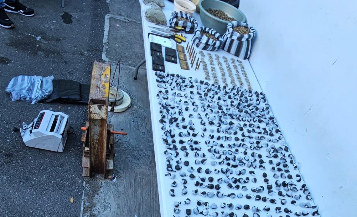 Autoriddes apresan dos hombres y ocupan 490 porciones de sustancias narcóticas en Baní