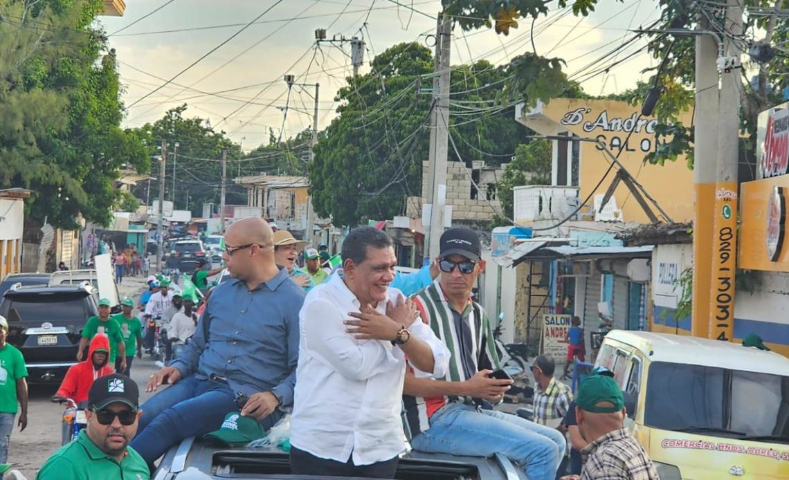 Rubén Maldonado encabeza caravana en Boca Chica