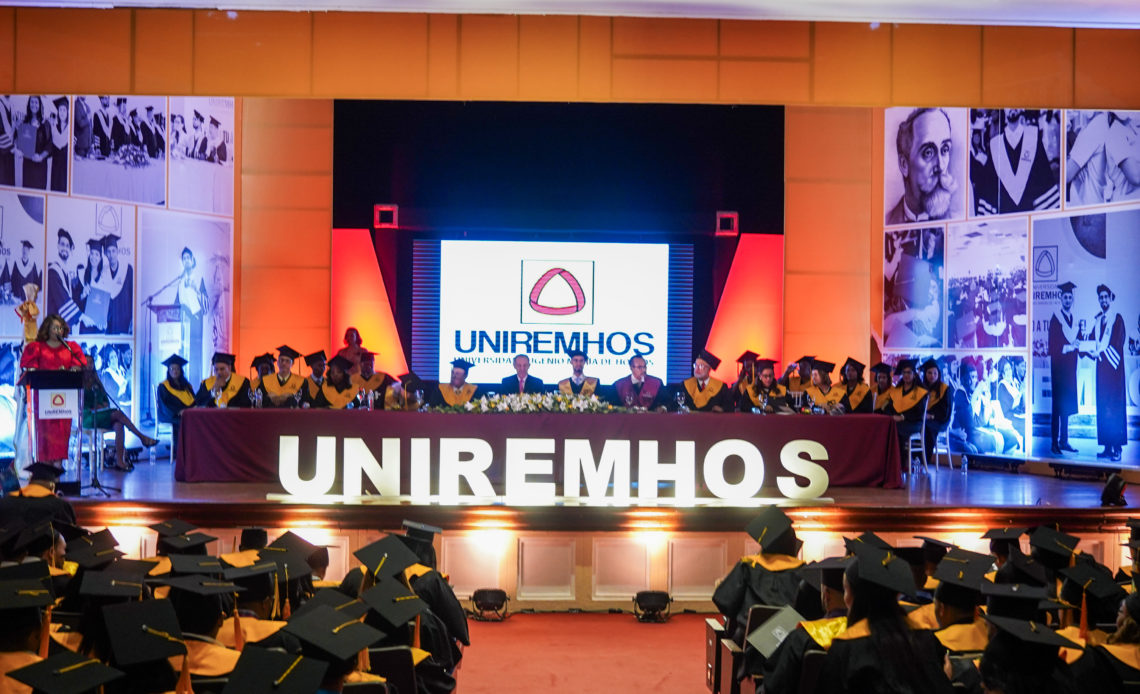 UNIREMHOS inviste 476 nuevos profesionales; rector pide a autoridades aumentar esfuerzos en educación