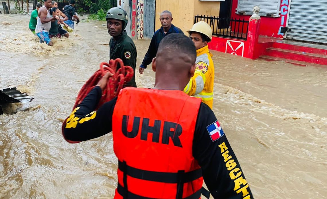 COE eleva a 27 los fallecidos por fuertes lluvias en RD