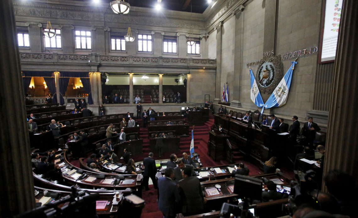Al menos 100 diputados guatemaltecos tienen prohíbido entrar a EE.UU.