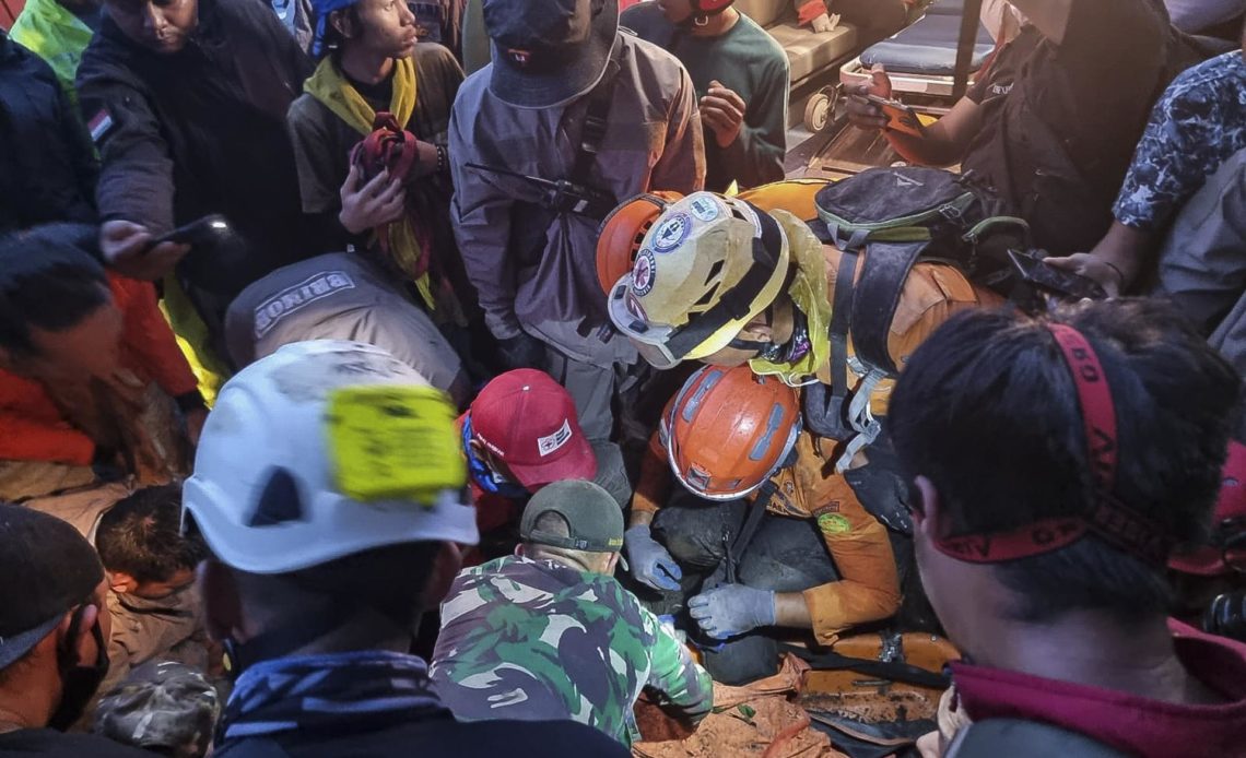 Suben a 23 los muertos en el volcán indonesio tras hallar último alpinista desaparecido