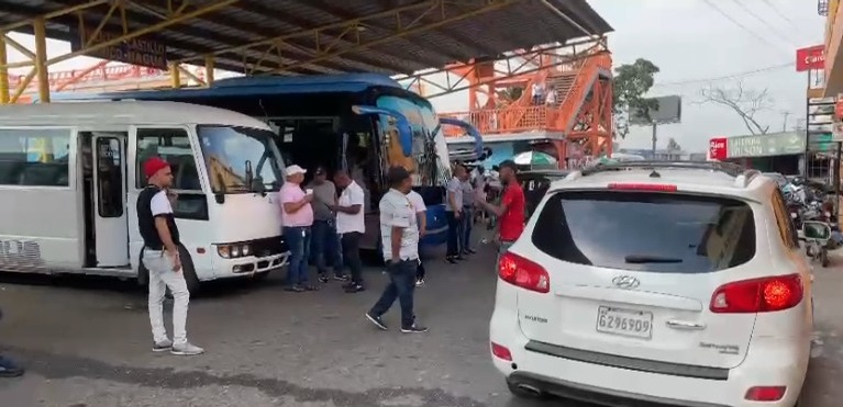 Conductores de paradas del Cibao dicen hay poco flujo de pasajeros en víspera Año Nuevo