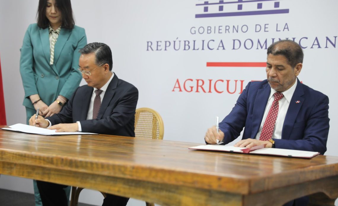 Ministros de Agricultura de RD y China firman memorándum de cooperación