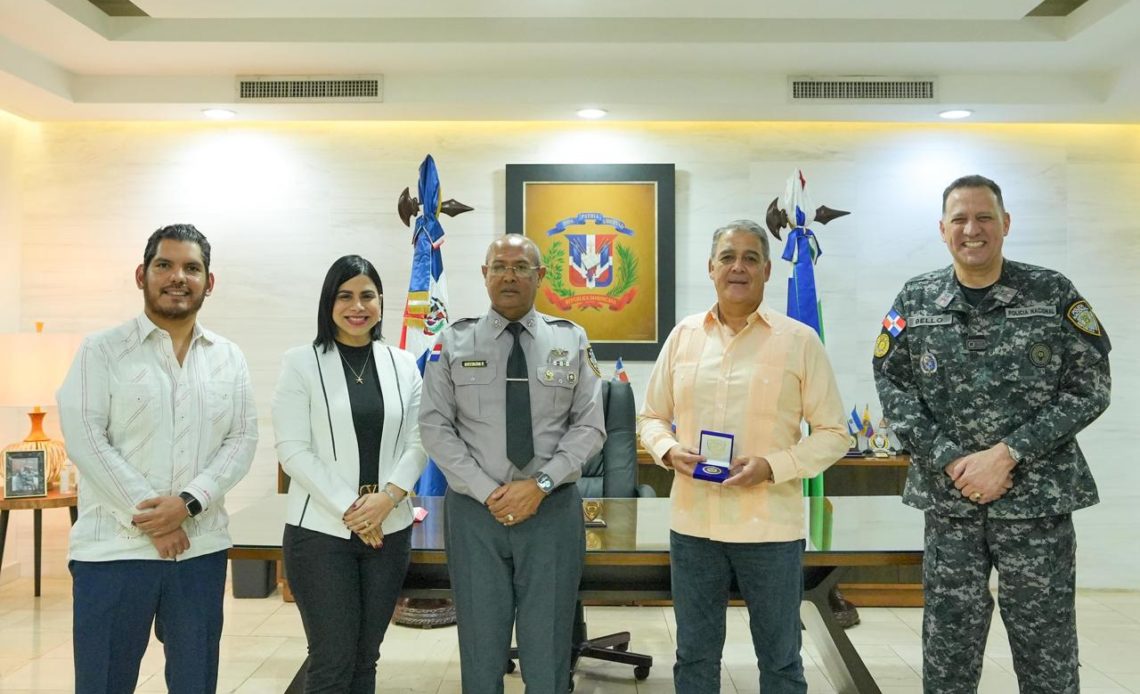 PN recibe a dos generales retirados de la policía colombiana para estrechar lazos interinstitucionales