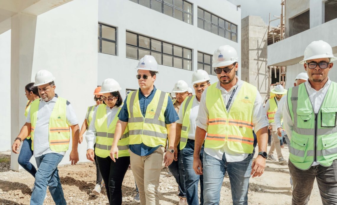 Ministro Bonilla supervisa avances de la construcción de obras en Región Este del país