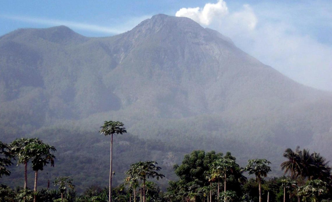 Al menos 1.500 evacuados por erupción de un volcán al este de Indonesia