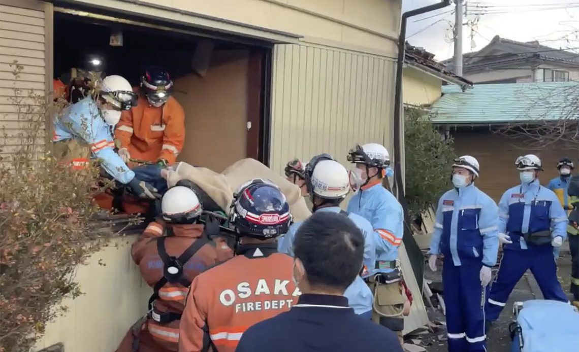 Mujer fue rescatada con vida entre casas caídas tras sismo que dejó 94 muertos en Japón