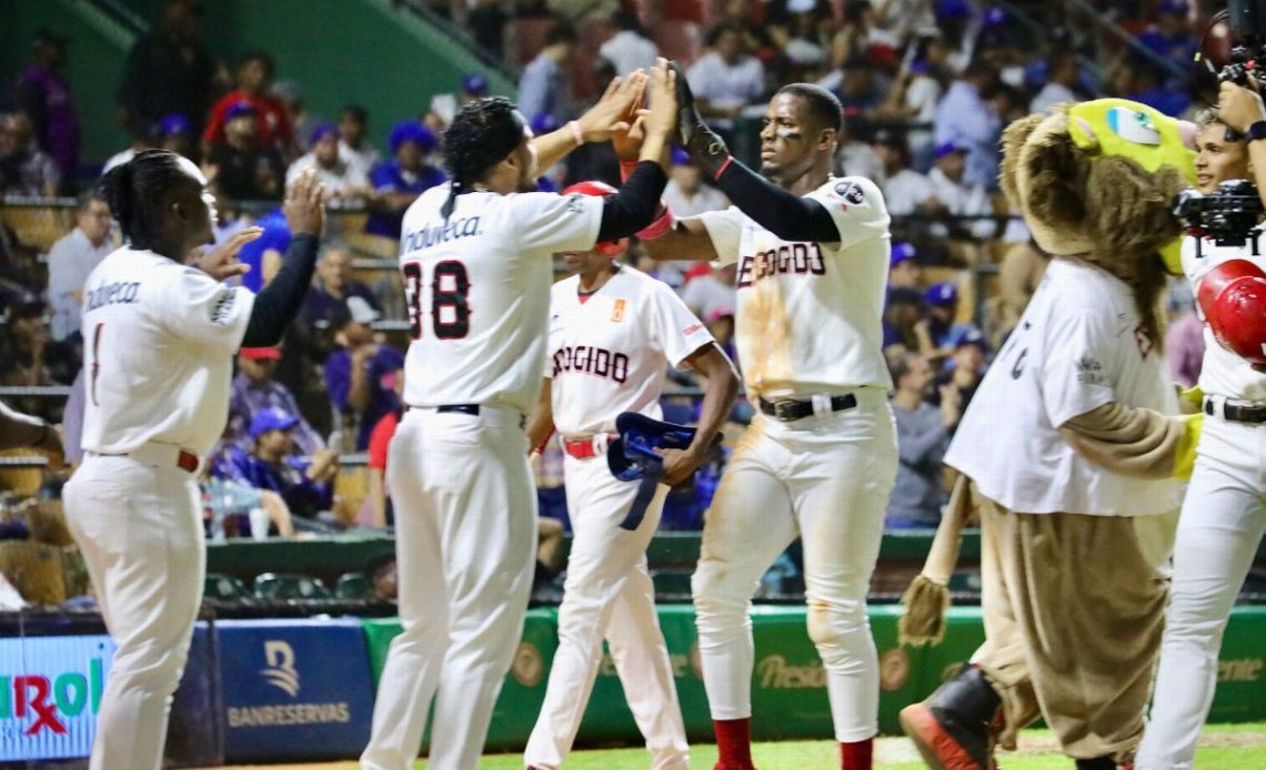 Leones vuelven a imponerse y le dan alcance a Tigres en semifinal del béisbol dominicano
