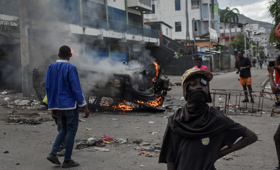 Al menos una decena de personas murió tras el ataque anoche a la carcel civil de Puerto Príncipe por parte de bandas armadas, que habrían liberado a numerosos delincuentes importantes durante su asalto al presidio.