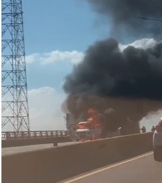 Se incendia vehículo próximo a la fábrica de leche Rica