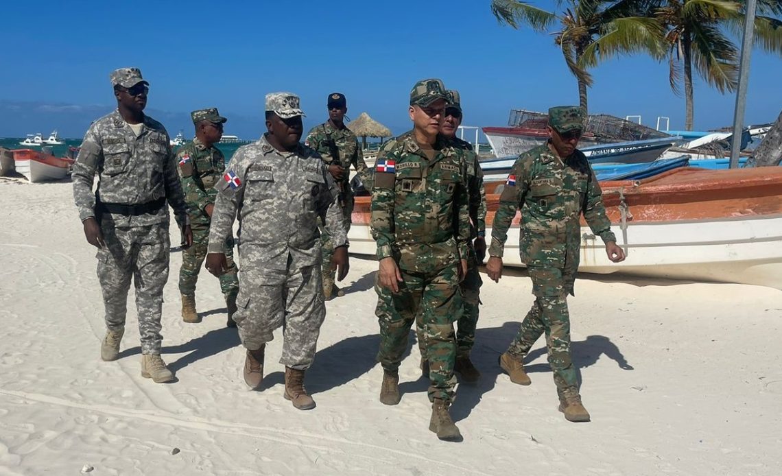 Agentes supervisando Operativo Semana Santa