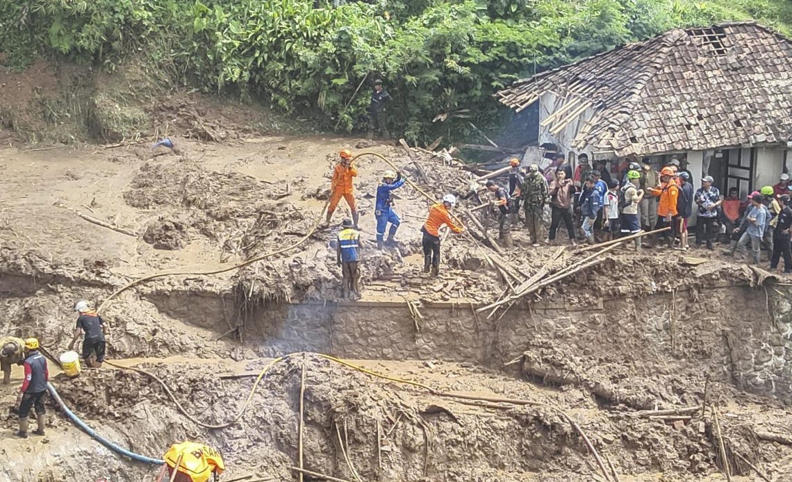 Al menos nueve desaparecidos por una avalancha de tierra en la isla indonesia de Java