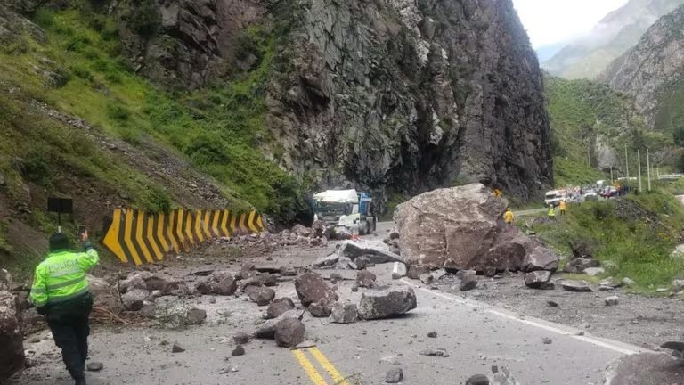 Deslizamiento de rocas impactaron camiones en una carretera de Perú