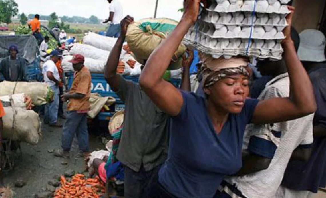 Haitianos se abastecen este domingo de productos alimenticios en RD