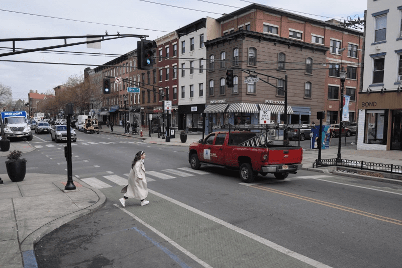 Peatones cruzan la calle en la intersección de Washington y 5th en Hoboken.