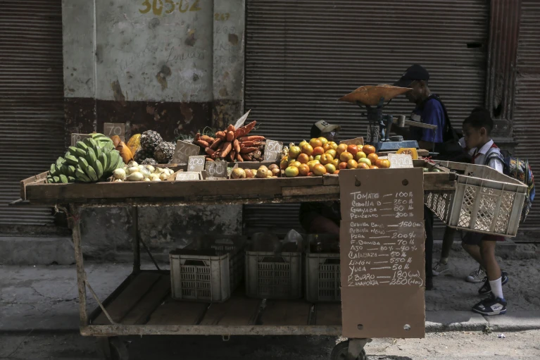 La comida racionada mantuvo alimentados a los cubanos durante la Guerra Fría. Hoy una crisis económica los tiene hambrientos