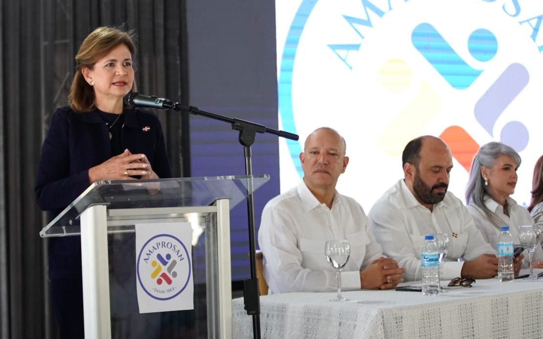 Vicepresidenta Raquel Peña encabeza juramentación de nueva directiva de Amaprosan