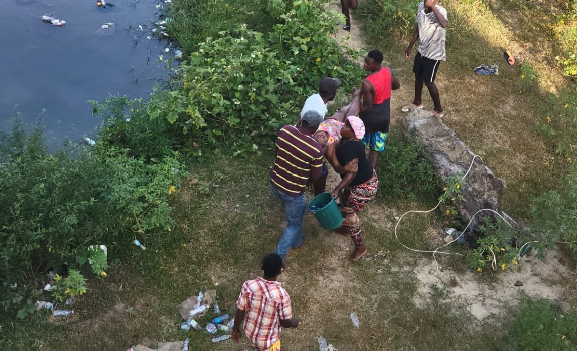 Cae haitiana del puente fronterizo y sufre varias heridas