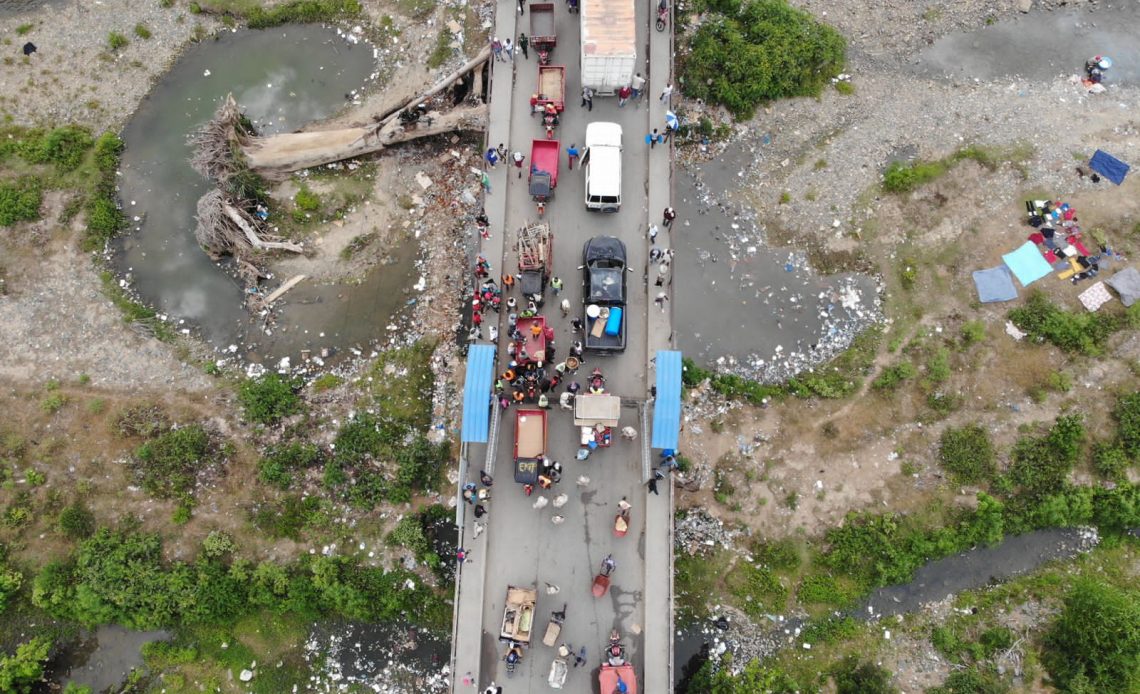 Realizan levantamiento ante mal estado de puente Fronterizo tras caída de comerciante haitiana