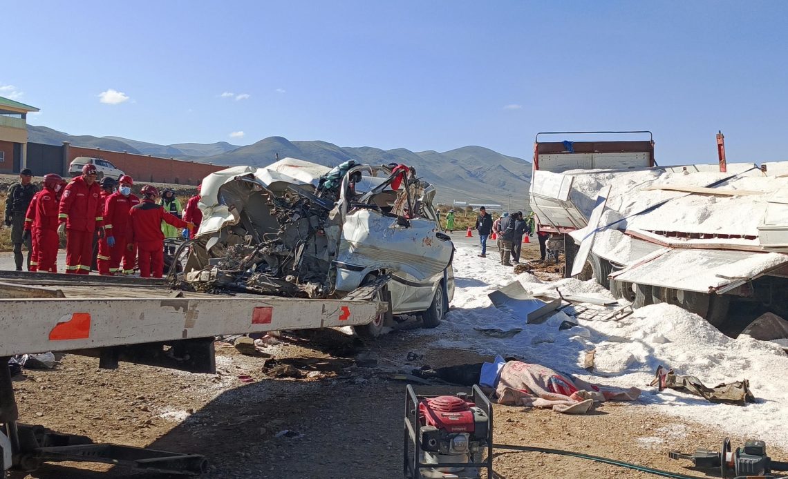 Al menos 14 fallecidos y 2 heridos en un accidente en una carretera en Bolivia