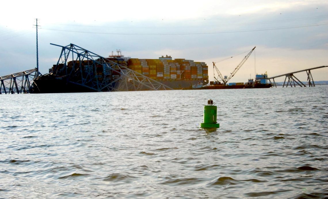 Abren canal temporal para buques que retiran escombros del puente de Baltimore