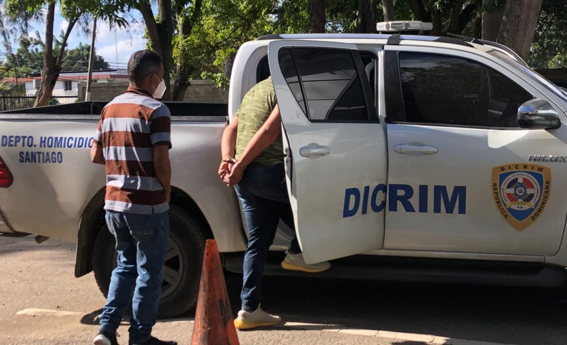 PN arresta dos hombres sustrayendo mercancías de empresa de embutidos en Navarrete