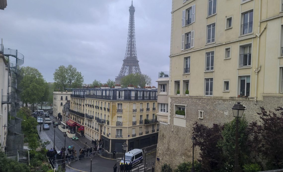 Detienen hombre que entró al consulado de Irán en París con falsos explosivos