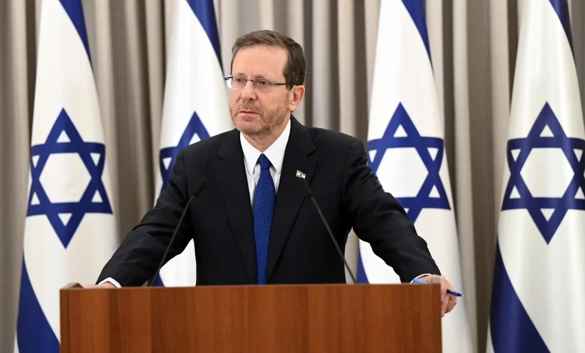 El presidente Isaac Herzog dice en una entrevista a Sky News que Israel está “considerando todas las opciones”, tras el ataque de Irán de anoche en el que lanzó cientos de drones de ataque y misiles.