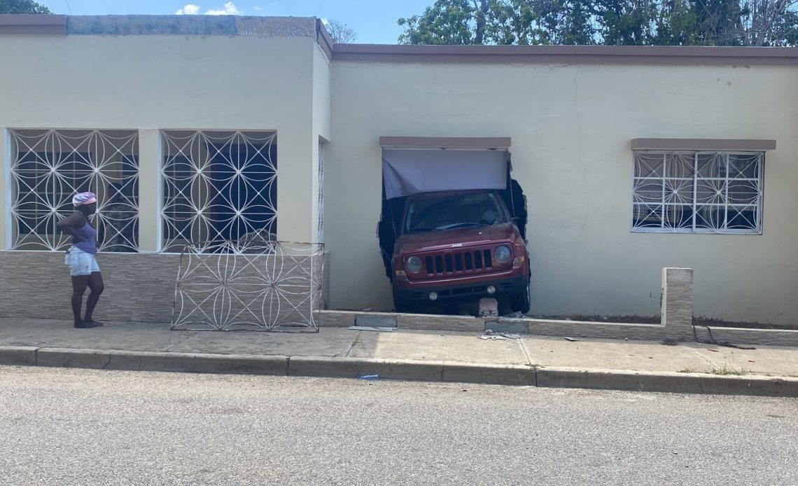 Jeep chocada en vivienda de Dajabón