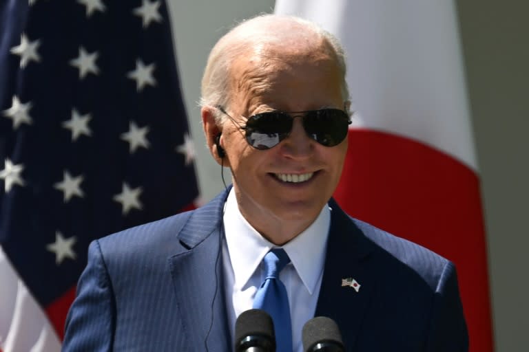 Joe Biden con gafas en exterior