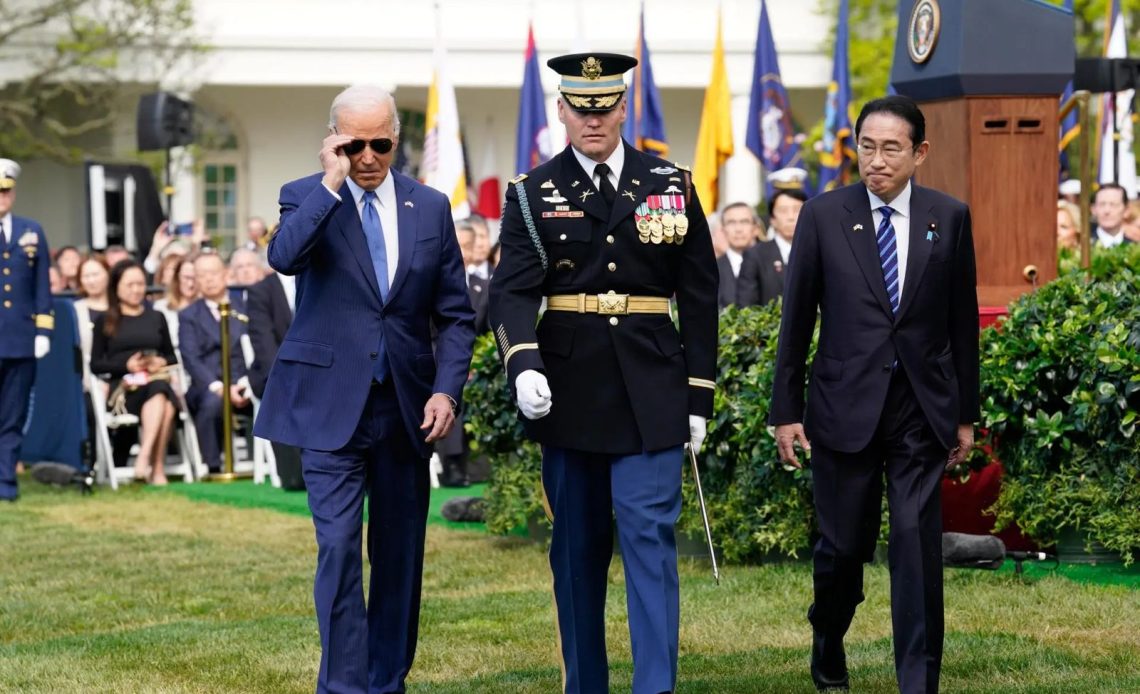 Joe Biden junto al presidente de Japón