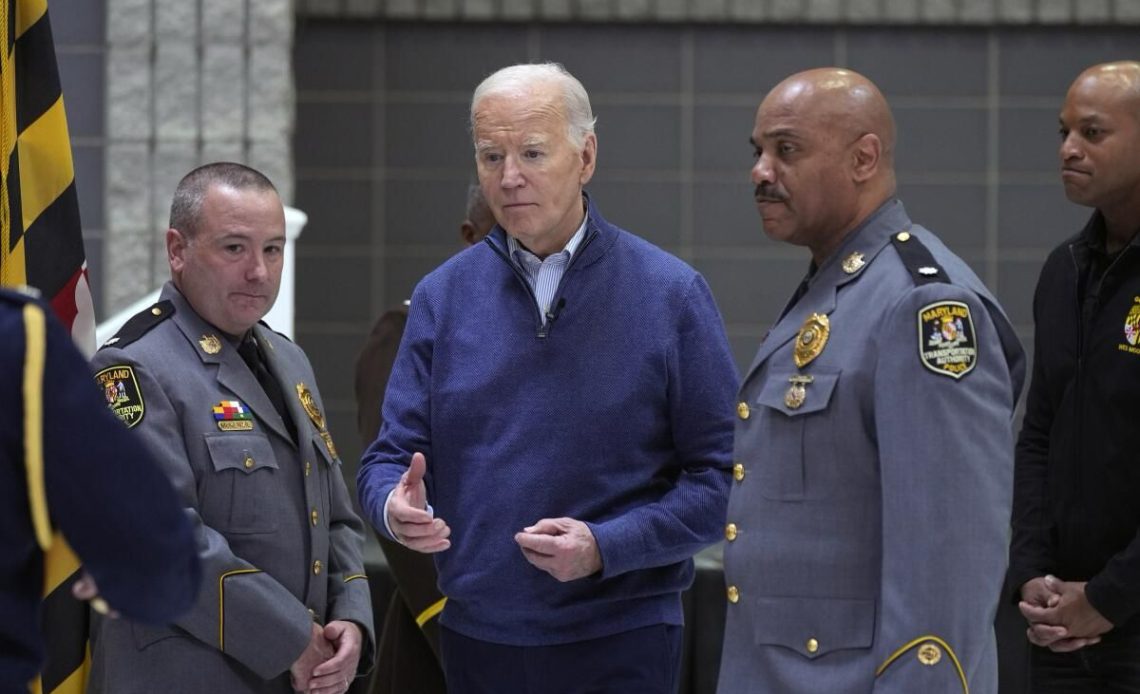 Joe Biden visitando los escombros en puente de Baltimore